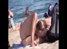 Heiße Frauen Und Ihre Partner Masturbieren In Einem FKK-Strand