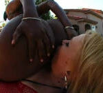 Lesbische Afrikanerin und Blondine lecken sich Outdoor