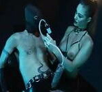 Latex-Herrin spielt mit einem gefesselten Sklaven