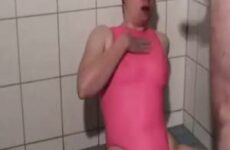 Geil im Badeanzug unter der Dusche