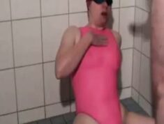 Geil im Badeanzug unter der Dusche