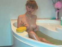 Junge Blondine beim Baden