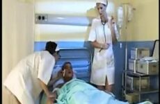Zwei Krankenschwestern vernaschen Patient