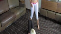 Facesitting in Leggings unter Frauen