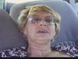 Oma lässt sich im Auto ficken