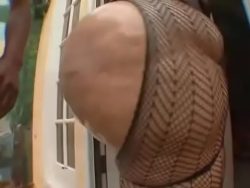 Blondine mit fettem Arsch fickt mit einem Schwarzen