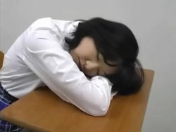 Japanisches Schulmädchen masturbiert